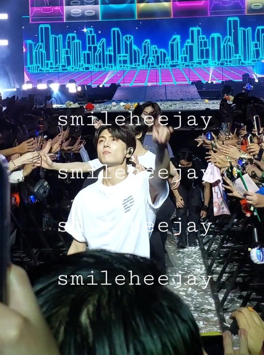 smileheejay's tweet photo. when the con was about to start, I thought about moving at the back bcos it's too crowded already and idk if I can stay there longer. gladly I didn't move and saw them this close! I still can't believe they are real 😭😭

hello you all are real WOW @ENHYPEN_members 🥹🫶 https://t.co/zzi1HlKueX