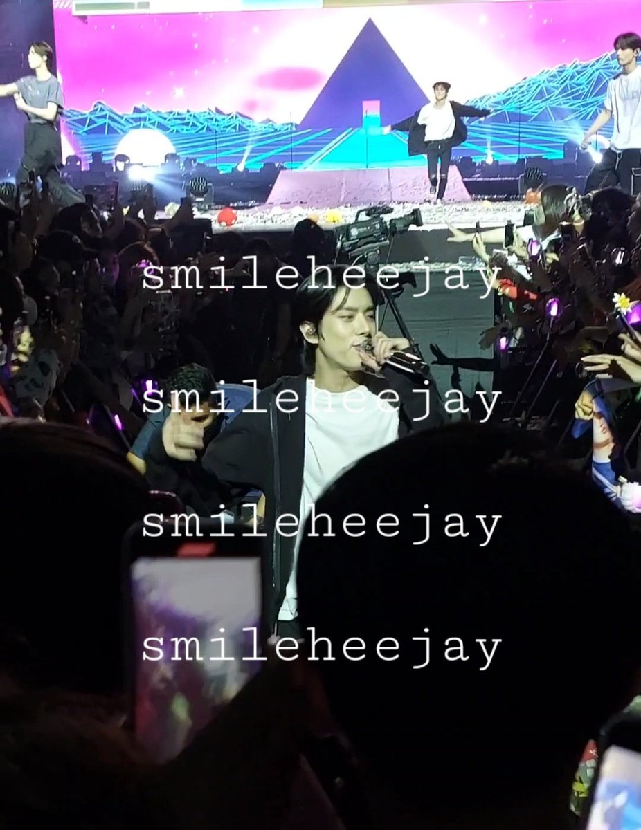 smileheejay's tweet photo. when the con was about to start, I thought about moving at the back bcos it's too crowded already and idk if I can stay there longer. gladly I didn't move and saw them this close! I still can't believe they are real 😭😭

hello you all are real WOW @ENHYPEN_members 🥹🫶 https://t.co/zzi1HlKueX