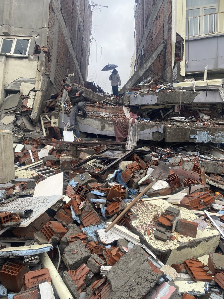 Enkaz altında insanlar var destek olun yardım edin. AFAD destek ol. Adıyaman merkez Turgut reis mahallesi zey yolu Mehmet inan camii karşısı
#adıyaman #afaddeprem  #Adıyaman
