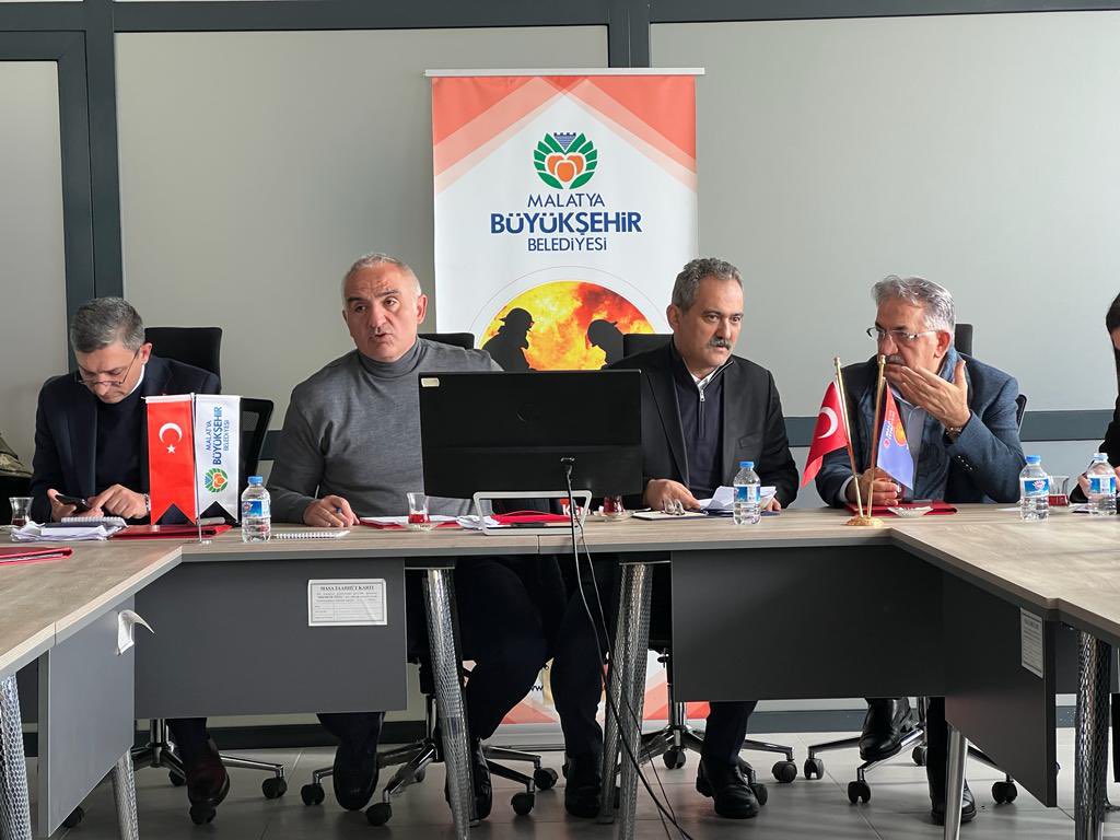 AFAD koordinasyonunda Malatya’daki çalışmalarımızı sürdürüyoruz. Depremin yaralarını hep birlikte sarmaya devam edeceğiz. <a href="/MehmetNuriErsoy/">Mehmet Nuri Ersoy</a> <a href="/Hayati_Yazici/">Hayati Yazıcı</a> <a href="/CK_Samsun/">Çiğdem Karaaslan</a>