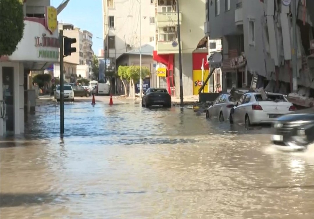 Hatay İskenderun'da deniz yükseldi, caddelerde sel meydana geldi