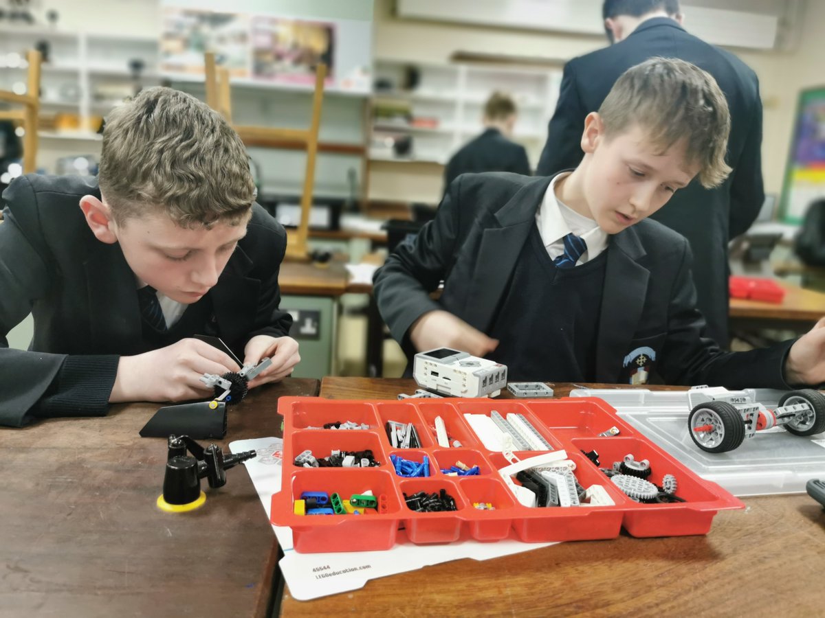 St_Michaels_Ekn's tweet image. Robotics club is getting serious, the boys are working on mini projects for the main challenge. #tomorrowsengineers #robotics #roboticschallenge