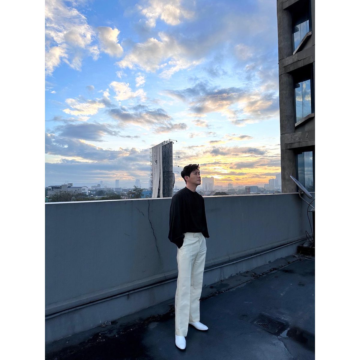 ztak0512's tweet photo. 영탁 오늘 일정 다하셨나 노을 사진도 주시고 멋있기
#Repost @youngtak__official 
——
[🎁]

YOUNGTAK in PHILIPPINES
Hi MANILA👋💙

#영탁 #YOUNGTAK
#jjiniya #kpop
#UnangHirit
#ShowtimeFabFeb
#Philippines https://t.co/a6zpXne7ep