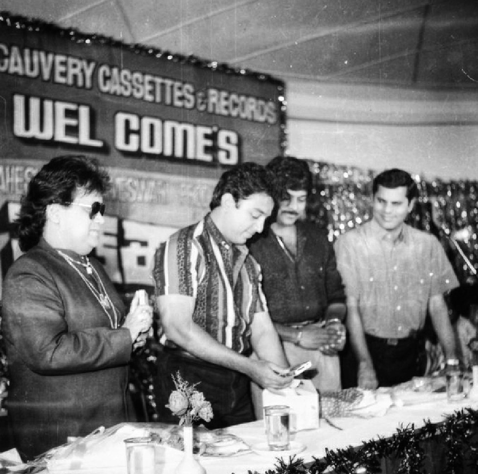 Rare vintage picture of #KamalHaasan releasing #Chiranjeevi starrer state rowdy audio cassette in 1989 along with him is #bappilahiri
❤️🔥😍💥

@ikamalhaasan
@KChiruTweets