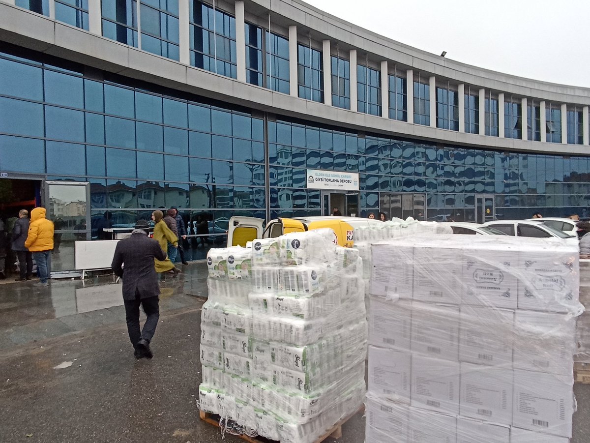 Hazırladığımız yardım malzemeleri koordinasyon merkezine teslim edildi. Merkezde canhıraş çalışan tüm gönüllülere teşekkürler. #deprem