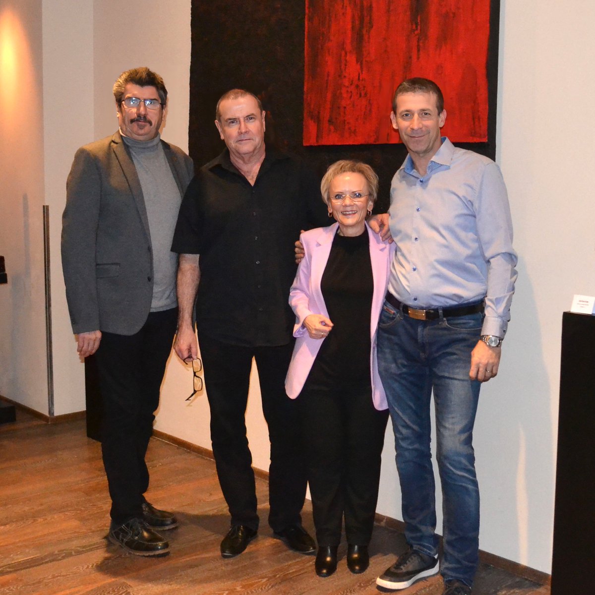 NachbarServus's tweet photo. Neufeld: Abstrakte Vielfalt / Hobbykünstler Hans Mathuber lud zu seiner ersten großen Vernissage.

#neufeld #gemälde #bilder #skulpturen #kunst #kunstwerk #vernissage #ausstellung

https://t.co/szNUUBPYnO https://t.co/doVhMriVAw