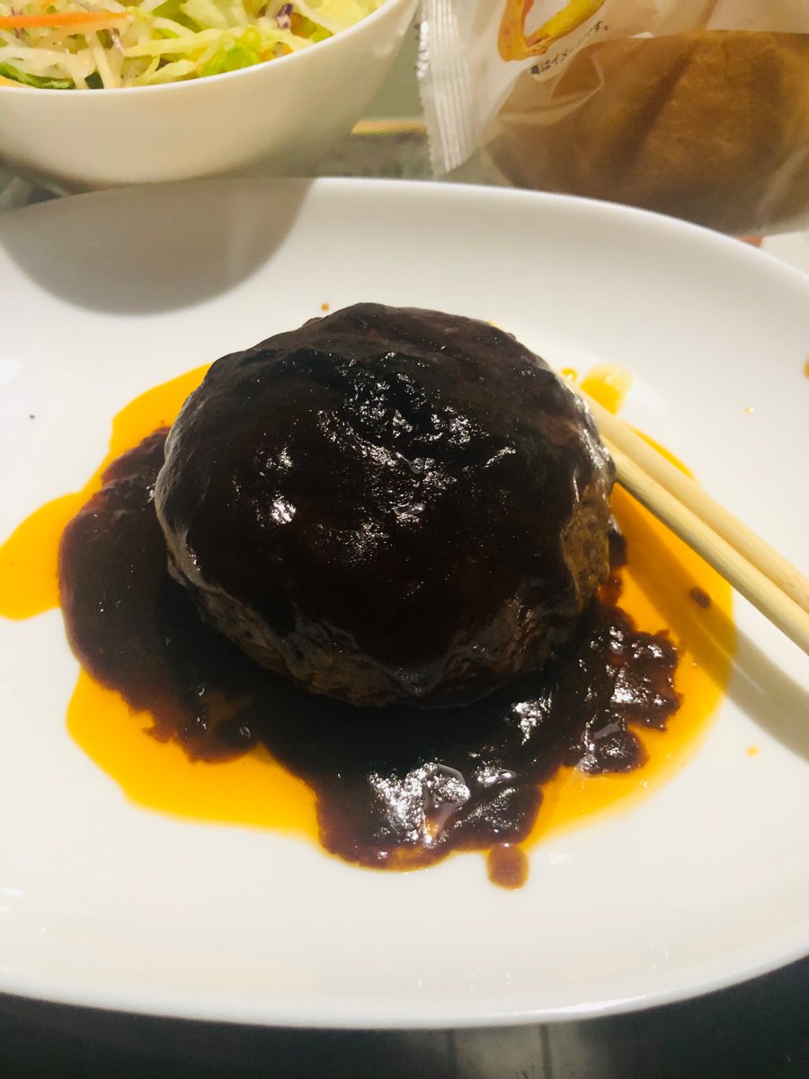 bluestardaisuke's tweet photo. 今日の晩ご飯🍚は、ローソンのチーズインハンバーグ✨、大根サラダ🥗、シュークリームです。 https://t.co/3obiQ3zEnS
