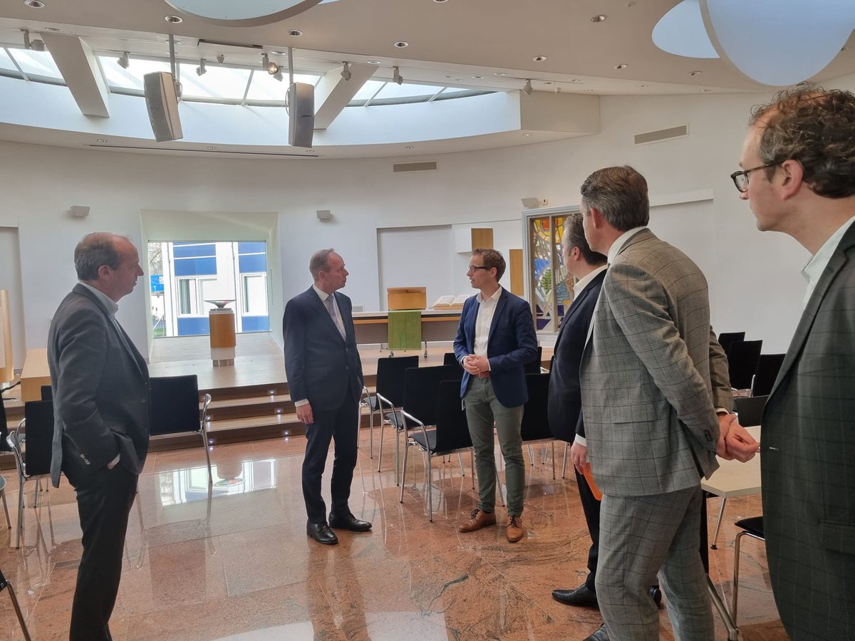 keesvdstaaij's tweet photo. Gisteren bezochten we samen met SGP Hoeksche Waard (@HWSGP) het @Ikazia Ziekenhuis in Rotterdam. Goede gesprekken over de waarde van christelijke zorg in de stad en de uitdagingen waar het Ikazia mee te maken heeft! https://t.co/54HAGFdJDL