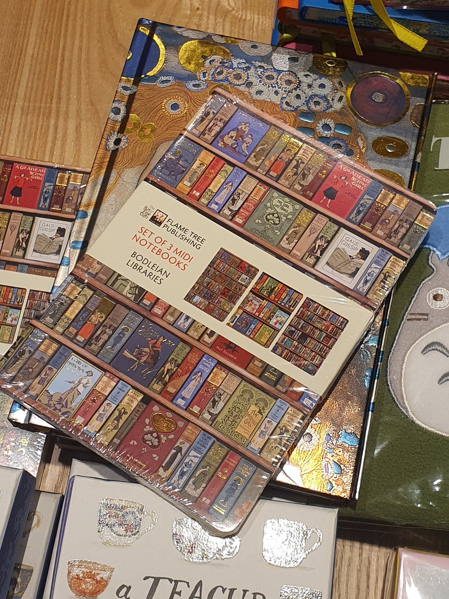 geulssi_'s tweet photo. FLAME TREE NOTEBOOK
표지에 눈돌아가서 샀는데 심지어 만년필도 쓸 수 있다! 집에 종이무덤 다시 열리겠어요
✅️번짐 거의 없음.
손으로 꾹누른데 죅금 실번짐 스미는 정도
✅️뒷비침 은은함.
아주 없다고는 못하는데 예민하지 않아서 신경 안쓰이는 정도
⁉️왼쪽 줄지 오른쪽 무지
이런구성은..첨봐 https://t.co/9g0Nt0GL6N