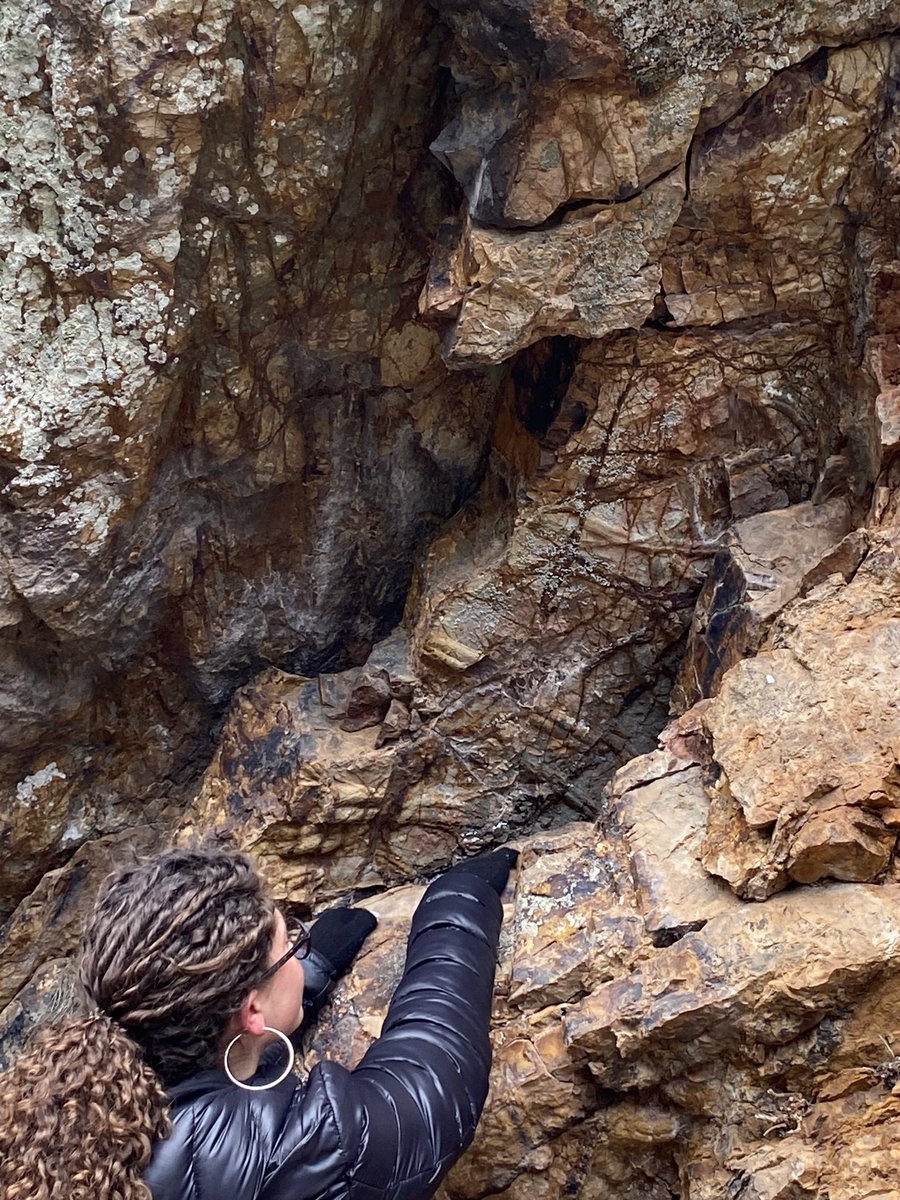 Cruzianas en la Cuarcita Armoricana. ¡Gracias a la alumna de <a href="/geologicasUCM/">Facultad de Ciencias Geológicas</a> Amaia García por hacer de escala!