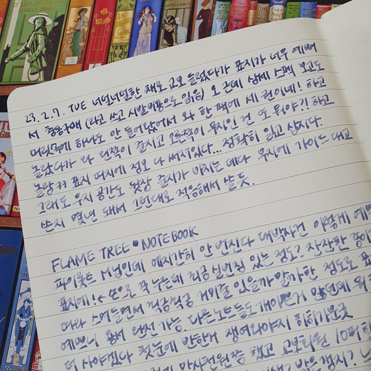 geulssi_'s tweet photo. FLAME TREE NOTEBOOK
표지에 눈돌아가서 샀는데 심지어 만년필도 쓸 수 있다! 집에 종이무덤 다시 열리겠어요
✅️번짐 거의 없음.
손으로 꾹누른데 죅금 실번짐 스미는 정도
✅️뒷비침 은은함.
아주 없다고는 못하는데 예민하지 않아서 신경 안쓰이는 정도
⁉️왼쪽 줄지 오른쪽 무지
이런구성은..첨봐 https://t.co/9g0Nt0GL6N