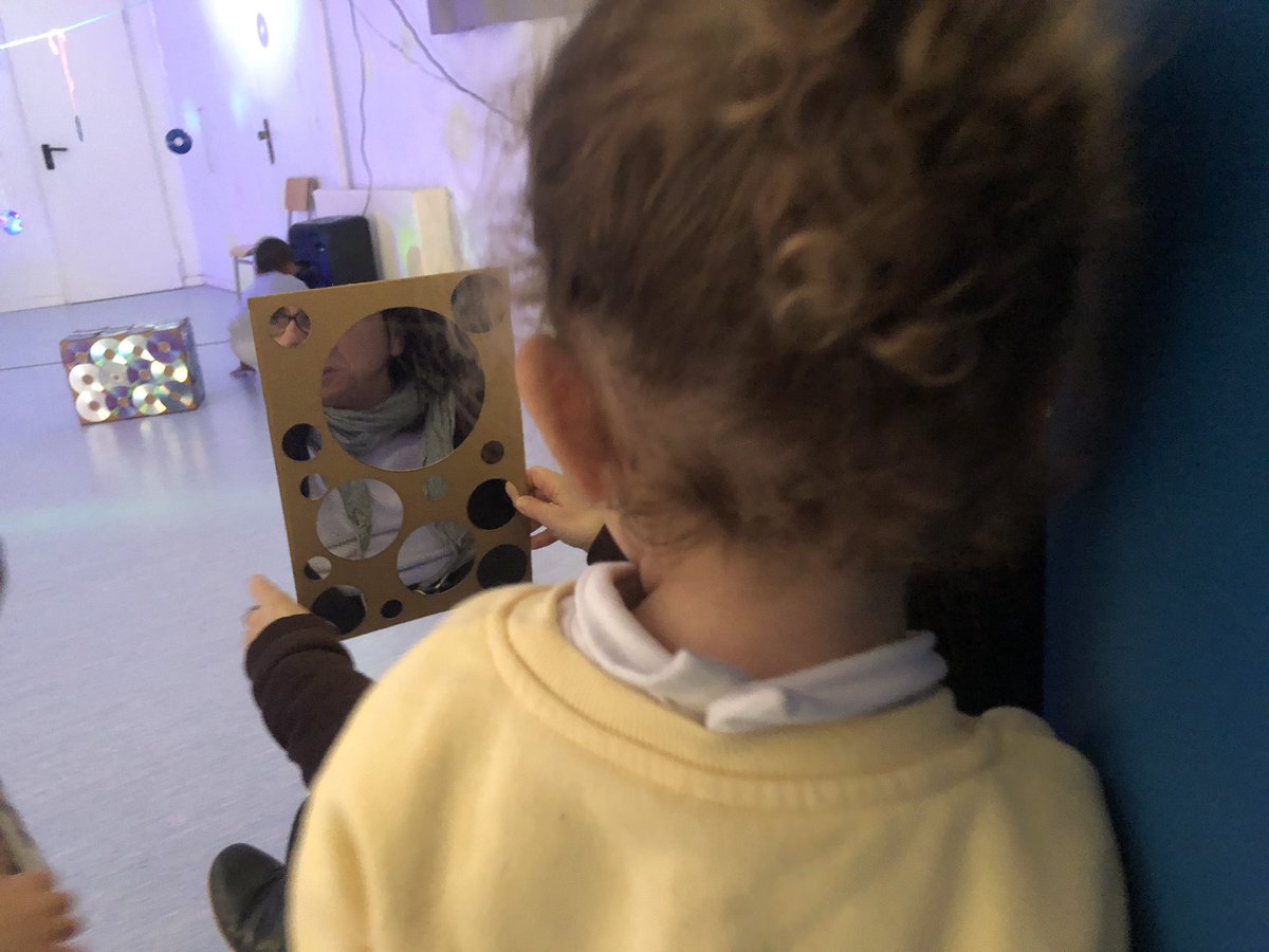 Lleureka's tweet photo. Un matí xulissim experimentant amb la llum amb I3 de l’ @E_SantiagoRusi de #barcelona!!!!!

#lleureka #laboratoridellum #experimentació #llum #I3 #lleureeducatiu #escoles https://t.co/litmUR3xgB