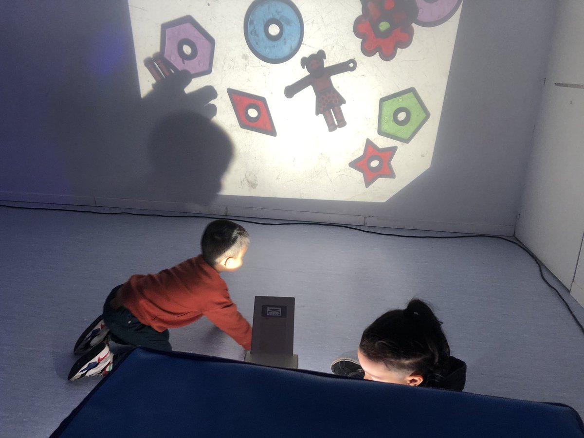 Lleureka's tweet photo. Un matí xulissim experimentant amb la llum amb I3 de l’ @E_SantiagoRusi de #barcelona!!!!!

#lleureka #laboratoridellum #experimentació #llum #I3 #lleureeducatiu #escoles https://t.co/litmUR3xgB