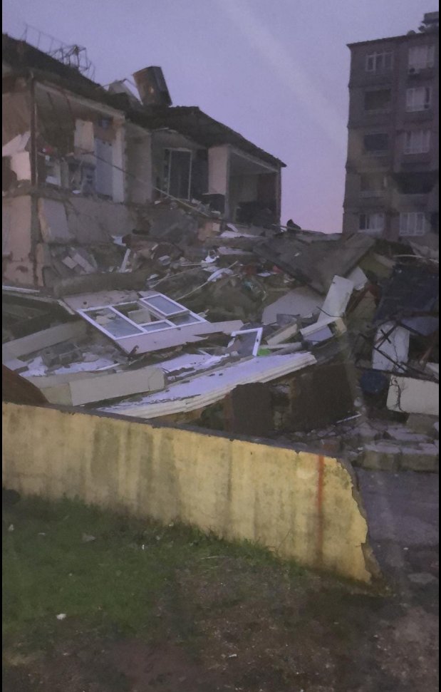 Sokak canları meleği Cemile Keyifli teyzemiz ailesi ve çok sayıda kedisi ile birlikte enkaz altında kurtarılmayı bekliyor. Emek Mah.1, Temel Sok, Çevikel Ap., Antakya
<a href="/AFADHatay/">AFAD HATAY</a> acil kurtarılsın
<a href="/HatayValiligi/">T.C. Hatay Valiliği</a> <a href="/AFADBaskanlik/">AFAD</a> <a href="/DepremDairesi/">AFAD Deprem</a> <a href="/alifuatatiktr/">Ali Fuat Atik</a> <a href="/dogan_rahmi/">Rahmi Doğan</a> <a href="/TC_icisleri/">T.C. İçişleri Bakanlığı</a>