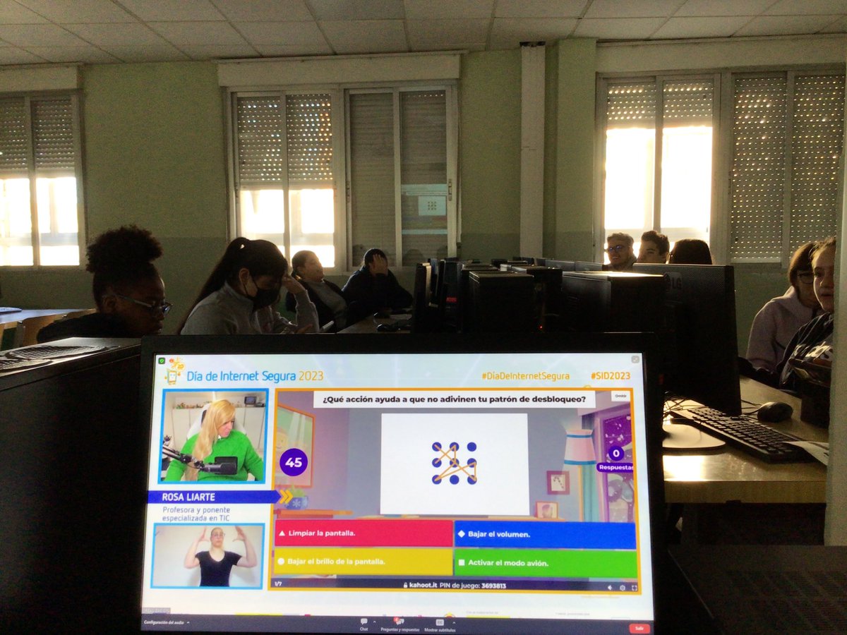 Participamos en los talleres de <a href="/INCIBE/">INCIBE</a> por el #DiaInternetSegura con <a href="/rosaliarte/">Rosa Liarte Alcaine</a> sobre la configuración de nuestros dispositivos <a href="/CompDigEdu_SA/">Competencia Digital Educativa Salamanca</a> <a href="/educacyl/">Educación JCyL</a>