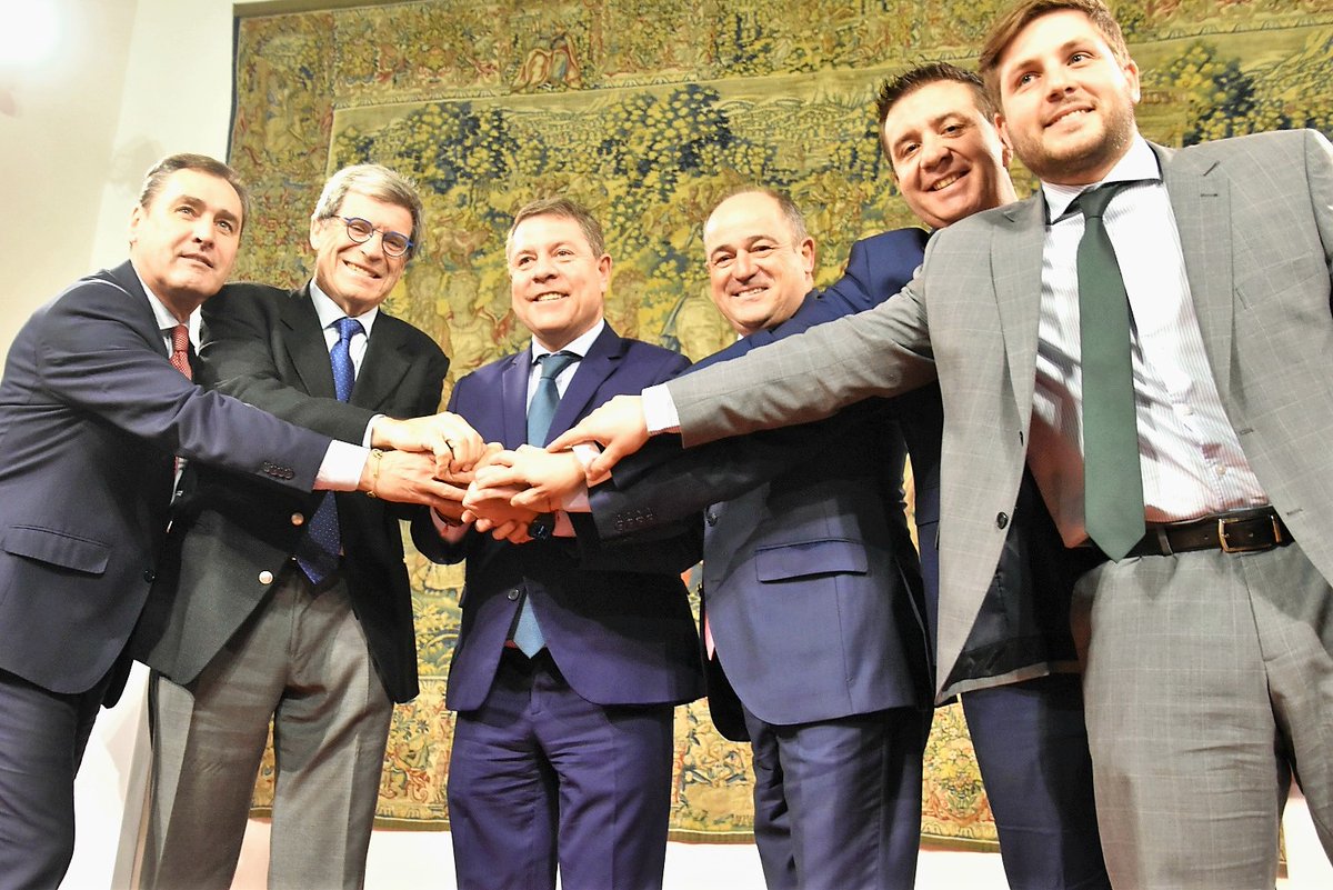 emiliosaezcruz's tweet photo. Hoy hemos firmado, en el Palacio de Fuensalida, el protocolo para lanzar el proyecto de Puerto Seco y Plataforma Intermodal ‘Eco-Port’, que establece las actuaciones a desarrollar para poner en marcha este proyecto. 

#puertoseco #EcoPort https://t.co/duanCjtnNK