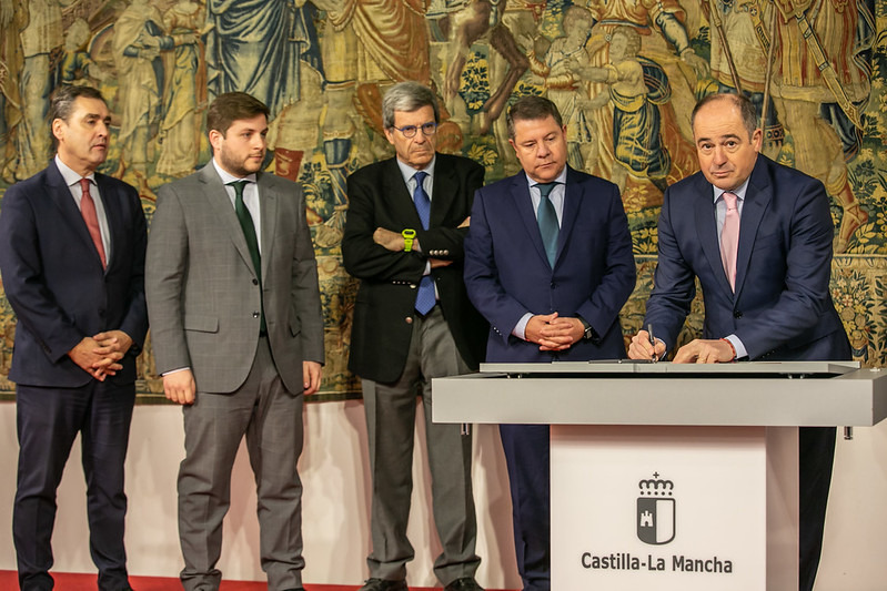 emiliosaezcruz's tweet photo. Hoy hemos firmado, en el Palacio de Fuensalida, el protocolo para lanzar el proyecto de Puerto Seco y Plataforma Intermodal ‘Eco-Port’, que establece las actuaciones a desarrollar para poner en marcha este proyecto. 

#puertoseco #EcoPort https://t.co/duanCjtnNK