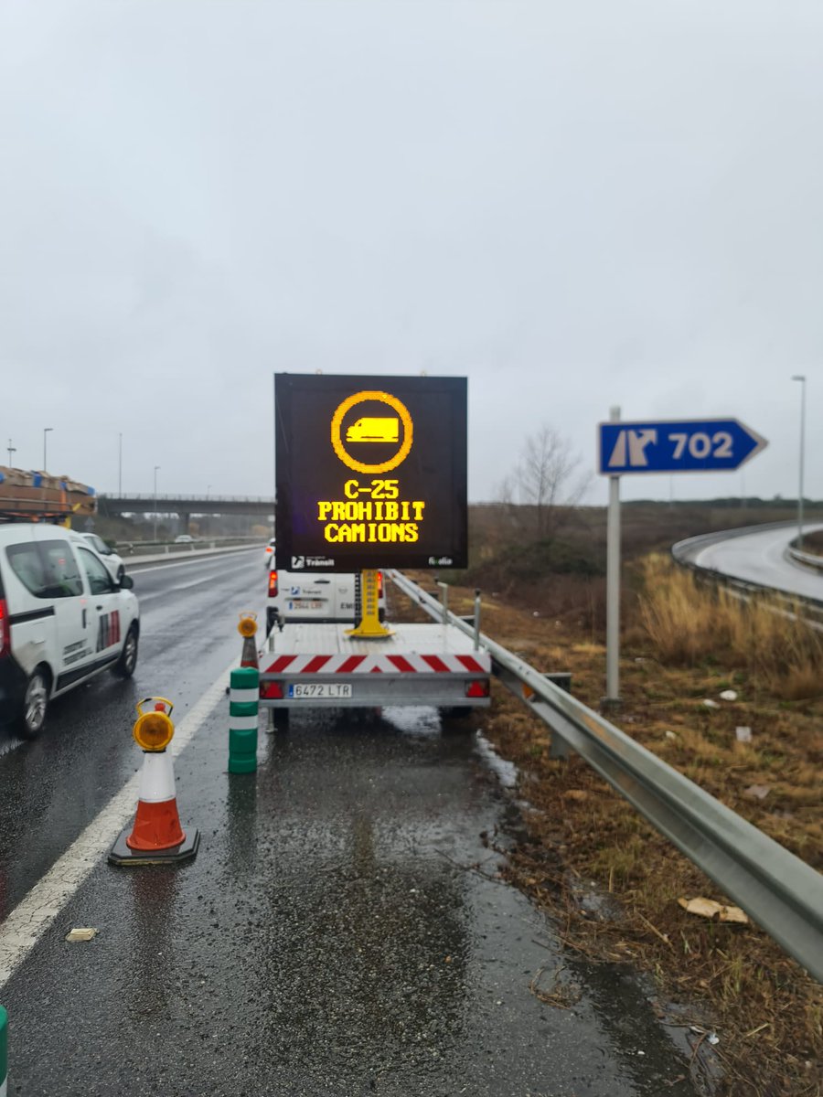 transit's tweet photo. 🔵 Són necessàries les #cadenes :

❄ C-25: Sant Julià de Vilatorta / Santa Coloma de Farners (restringit el pas a camions)

#SCT #NEUCAT https://t.co/99S2ruOJmG