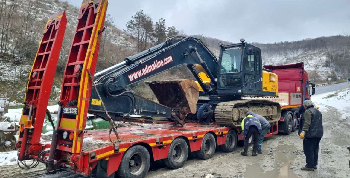PrSblBade's tweet photo. Arkadaşlar merhaba, afet bölgesi için bir arkadaşımız kpçe ve iş makinalarını gönderecek, iş makinalarını taşıyabilmek için lowbet arıyoruz. Yayalım lütfen 🙏  irtibat no: 5327438185 #Olaganustuhal #deprem https://t.co/rzejvvdMcv