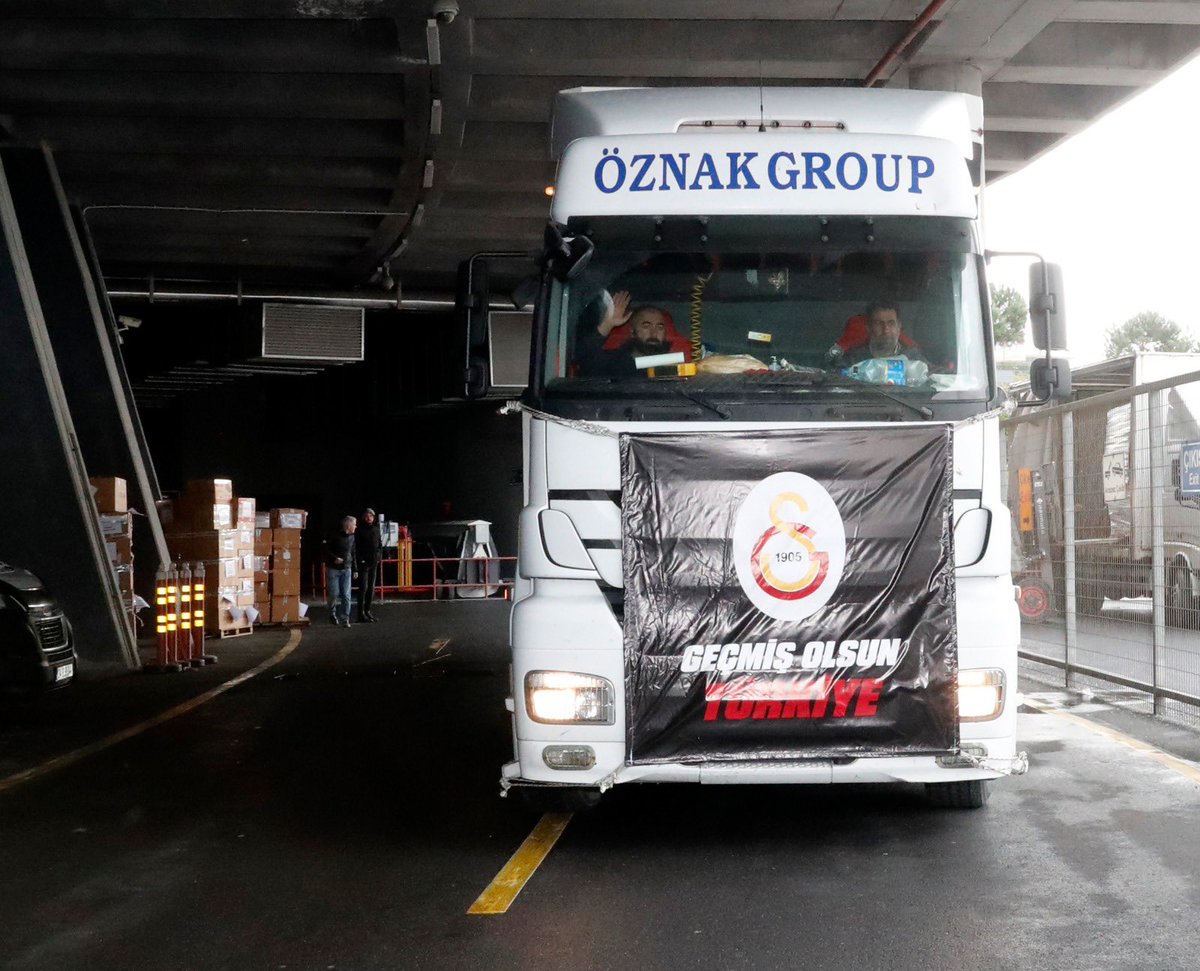 Yardım malzemelerinin yüklü olduğu bir yardım tırı daha Nef Stadyumu'ndan afet bölgesine doğru yola çıktı!