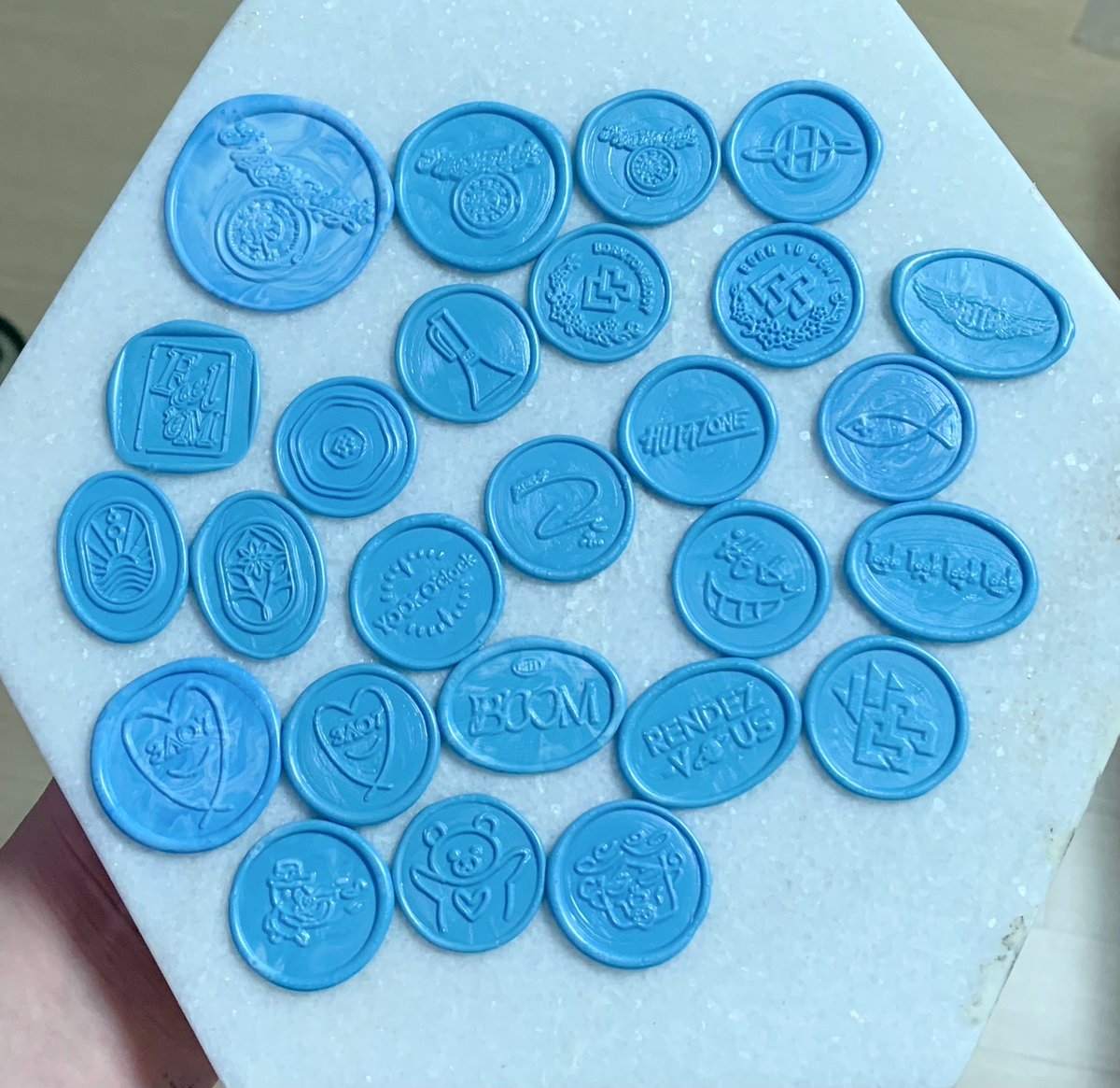 ⭐️창섭이 생일기념⭐️ 실링왁스 나눔 rt이벤트 합니다. 콘서트때 나눔한 버전에 이번 추가 작업한 도안까지! 멤버 싸인 등이 추가 되었으며 제작 완료되면 타래에 공개하겠습니다!

당첨 : 1분(비투비팬계정만)
발표 : 창섭생일날
배송 : 택배배송(배송비x)

#rt이벤트 #btob #실링왁스