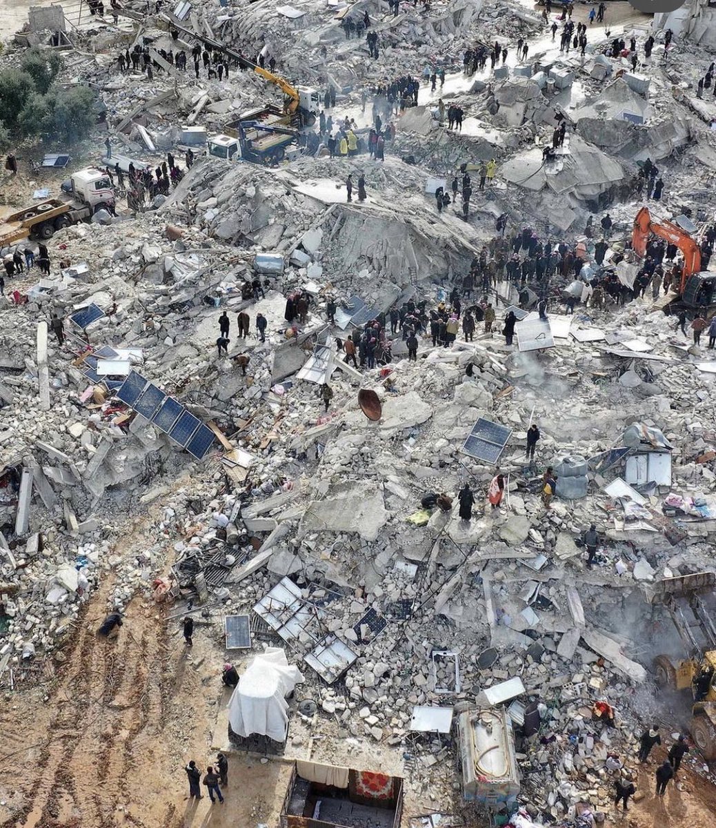 theminimalist0's tweet image. “Acı duyabiliyorsan, canlısın. Başkalarının acısını duyabiliyorsan, insansın.” Tolstoy..