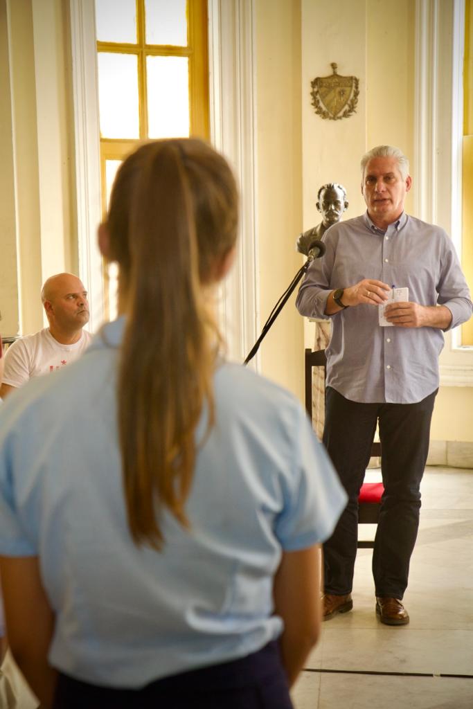 Santa Clara me dio muchas satisfacciones en los últimos días y horas. La mayor: compartir la candidatura con siete compañeros de elevados méritos y sencillez tremenda. Juntos dialogamos con el pueblo en sitios entrañables de mi Ciudad. Vamos a cumplir. #MejorEsPosible