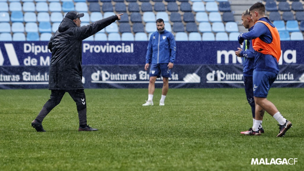 MalagaCF's tweet photo. 📷🌧

#EntrenamientoMCF https://t.co/WpMYbEsPjh