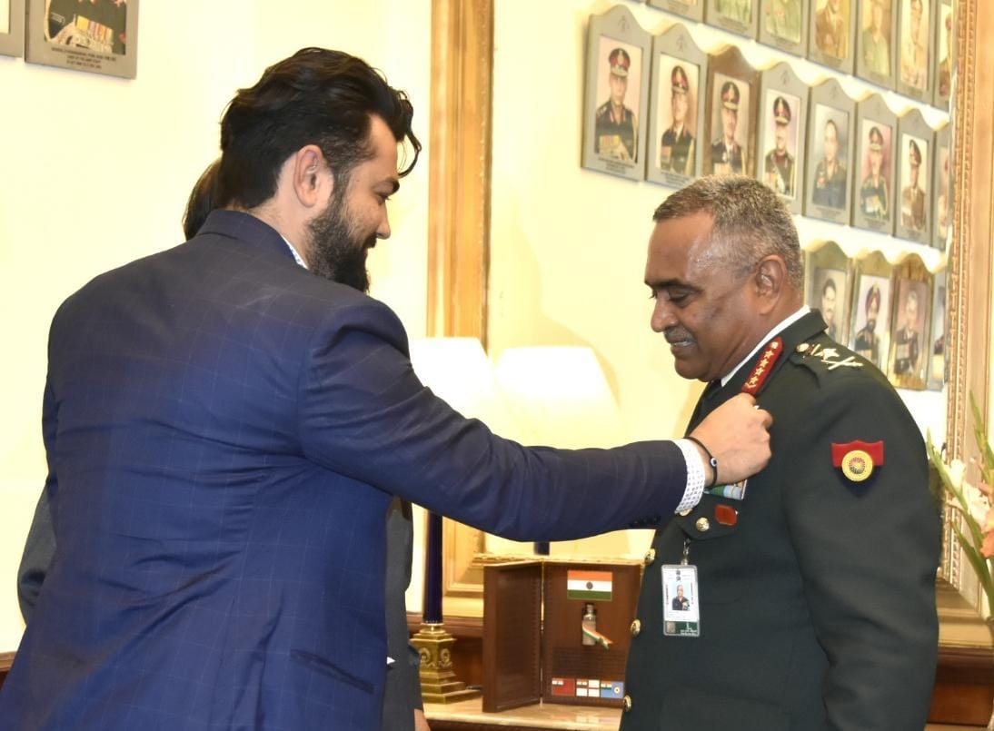 adgpi's tweet photo. On the occasion of 67th #FlagWeek of All India Federation of the Deaf #AIFD, Chairman, General Secretary & members of #AIFD met General Manoj Pande #COAS & pinned a flag. #COAS appreciated the efforts of the federation towards the noble cause.
#IndianArmy https://t.co/ZTvJixtgIV