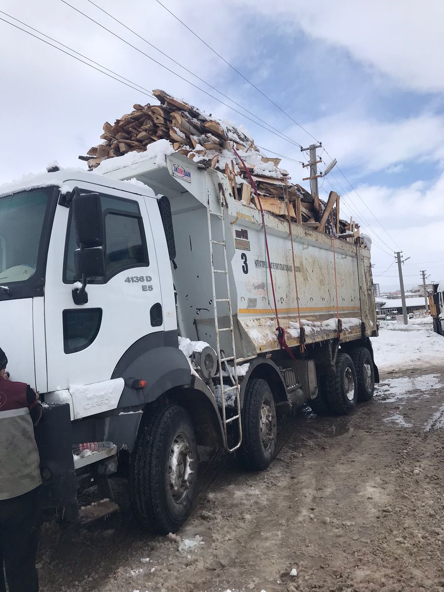 <a href="/MUSIADSivas/">MÜSİAD Sivas </a> şubemiz olarak, #yakacak yüklü 7. Aracımızı dualarla #Malatya #Elbistan’a uğurladık. 

Yolu açık olsun.

<a href="/MahmutAsmali/">Mahmut Asmalı</a> <a href="/GorgenUgur/">Uğur Görgen</a> <a href="/sivasvaliligi/">Sivas Valiliği</a> #Elbistandeprem @musiad