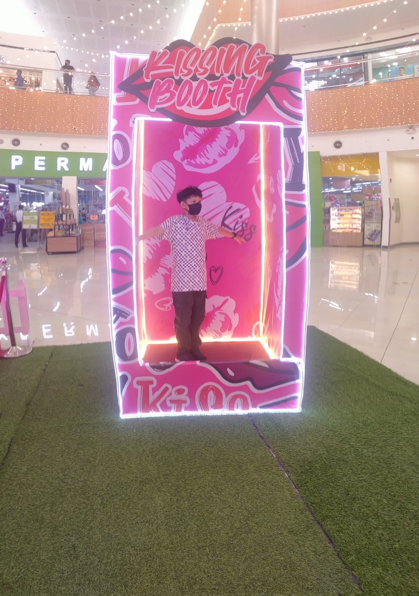 TimeAdaptVCTZN's tweet image. Mannequin daw sya sa box.
#ValentineMonthsaSM
#malling