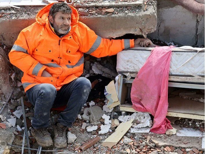 Kahramanmaraş'ta bir baba, depremde hayatını kaybeden 15 yaşındaki kızının elini dondurucu soğuğa rağmen bir an bile bırakmadı.