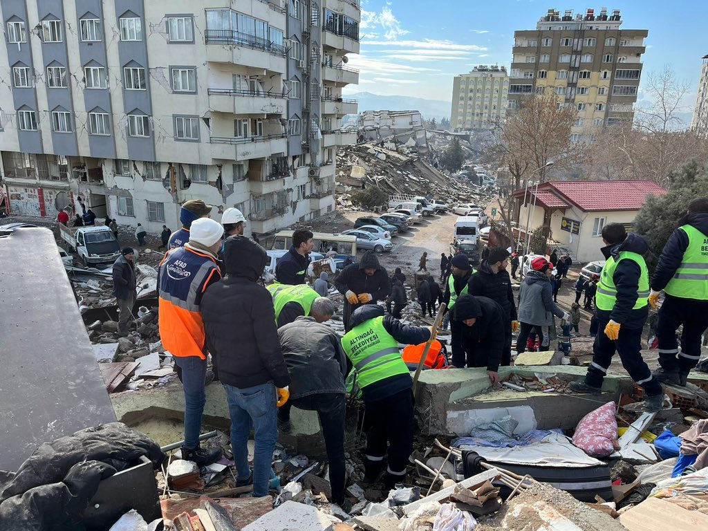 ZhanYiboTurkey's tweet photo. Turkey has declared a fourth level alert state. A level 4 alarm condition is an international call for help. We need your help for the earthquake in our country. 
#Turkey #TURKIYE https://t.co/ZGfESgdVHK