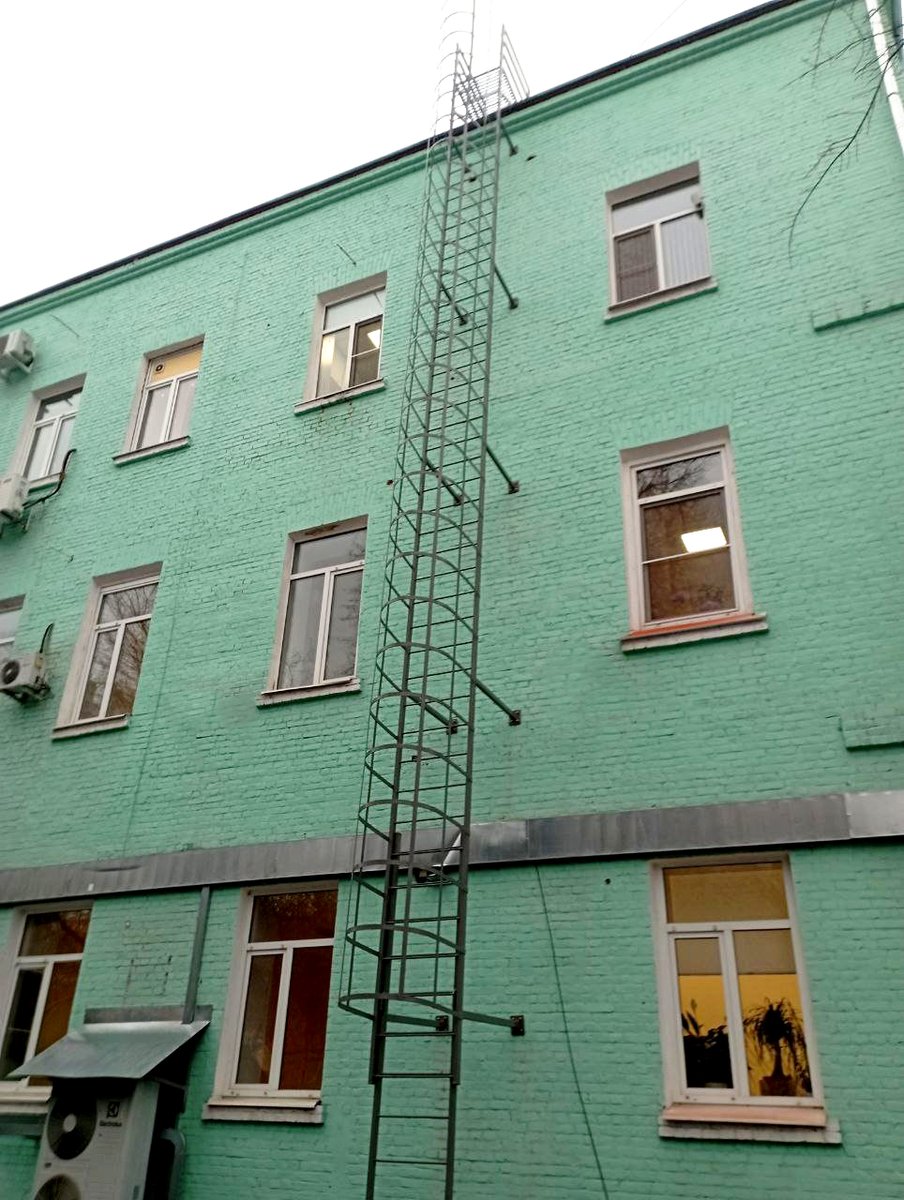 silamet_ru's tweet photo. Вертикальная лестница типа П1-2 (высота 16,8 м)
Проектирование, изготовление и монтаж  лестницы с площадкой выхода на кровлю, высотой 16,8м, тип П1-2

Отправить заявку на нашем сайте:

https://t.co/UvCDgOMDlj
#заводметаллоконструкций #пожарнаялестница #вертикальнаялестница https://t.co/o6NHnUxSdS