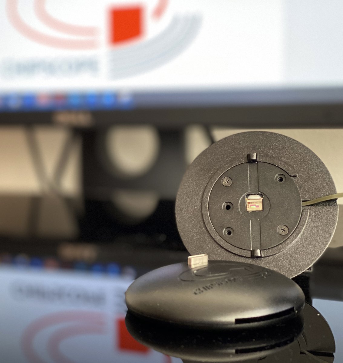 FisicaUB's tweet photo. Ángel Diéguez, PDI de la Facultat de Física i coordinador de #ChipScope, diu que el microscopi-xip crea el nou paradigma de portar l’aparell a la mostra i no a l’inrevés com fins ara.
Ho diu al rebre fons #FEADER pel projecte MicroVi
🖱️ https://t.co/l1Vi6UT3Fq
#TransferènciaUB https://t.co/2h4hkvMuXg