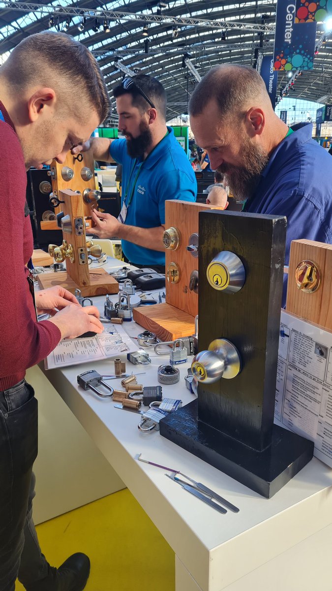 Jonny7988's tweet photo. Want more security? First you need to pick the lock #CiscoGateway #CLEUR @CiscoLiveEMEA #lock #CiscoLiveEMEA https://t.co/tRZlC771qg