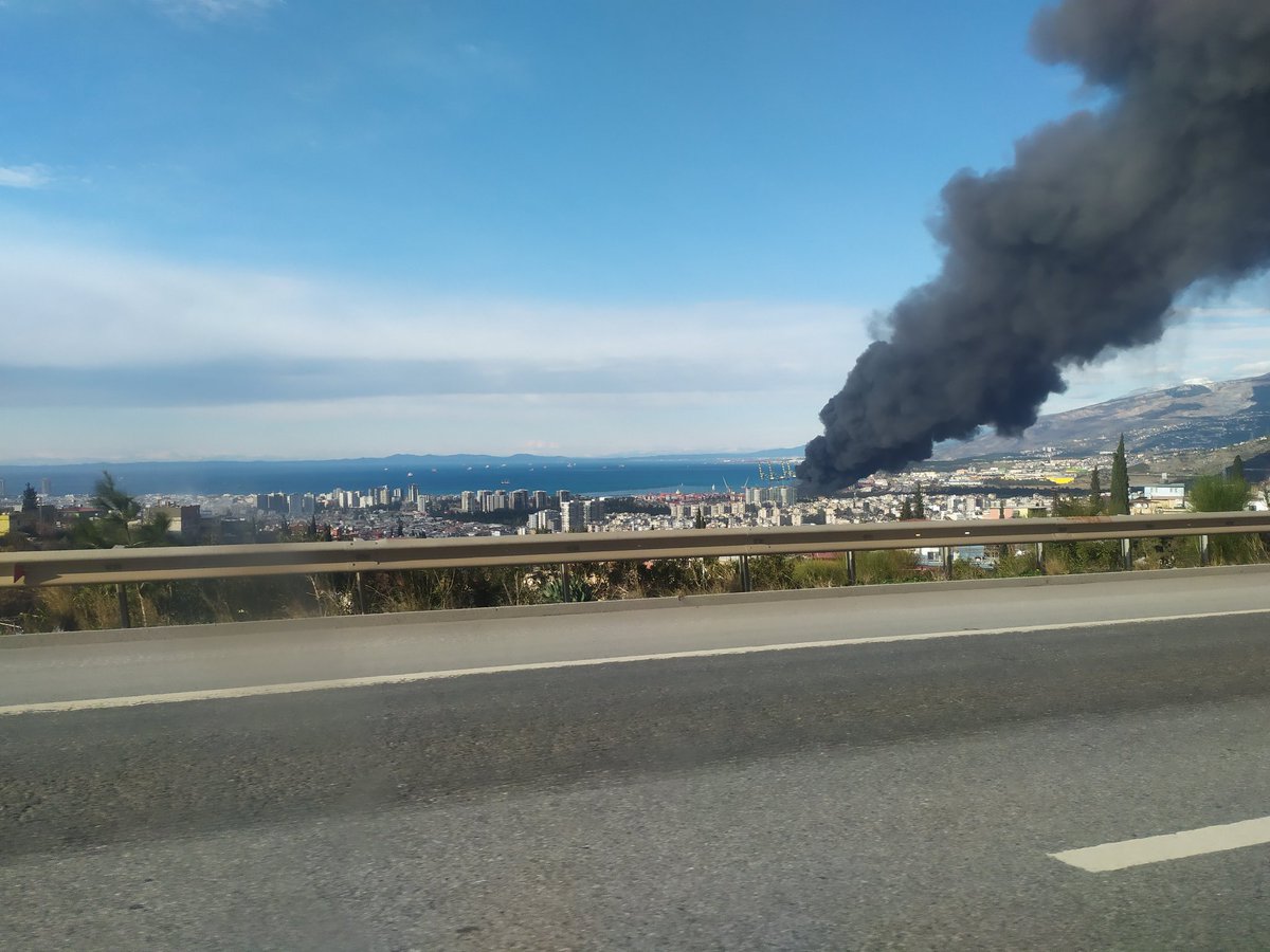 enverkrmtcii's tweet photo. İskenderun limanı yanıyor.
@AFADBaskanlik  #yangın #deprem #iskenderun #hatayyardimbekliyor https://t.co/AxOr5wjOAO