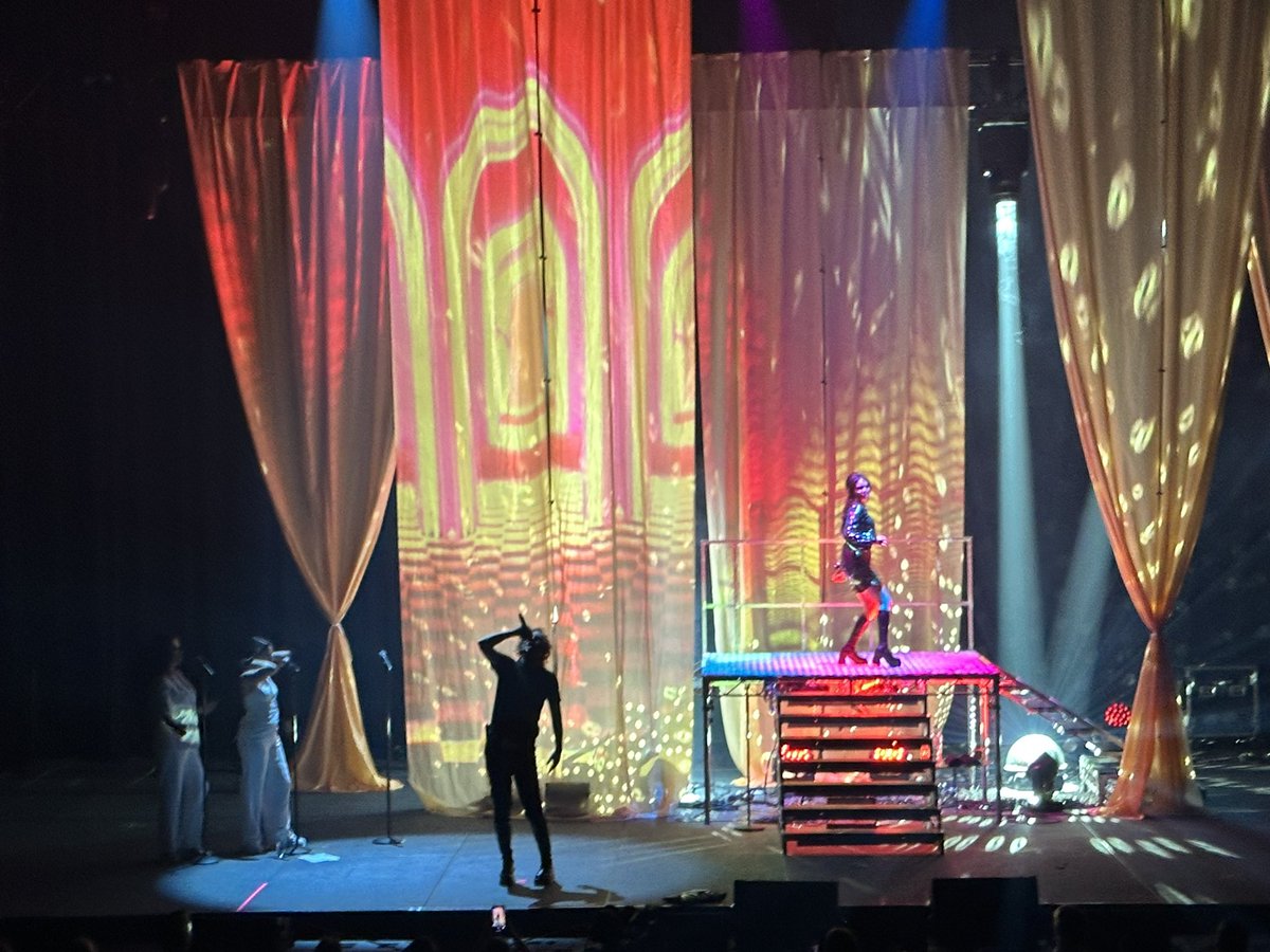 adamsh24's tweet photo. Such an amazing show tonight  @darrenhayes ! Can’t wait to see it again in Brisbane https://t.co/v061FKpI94