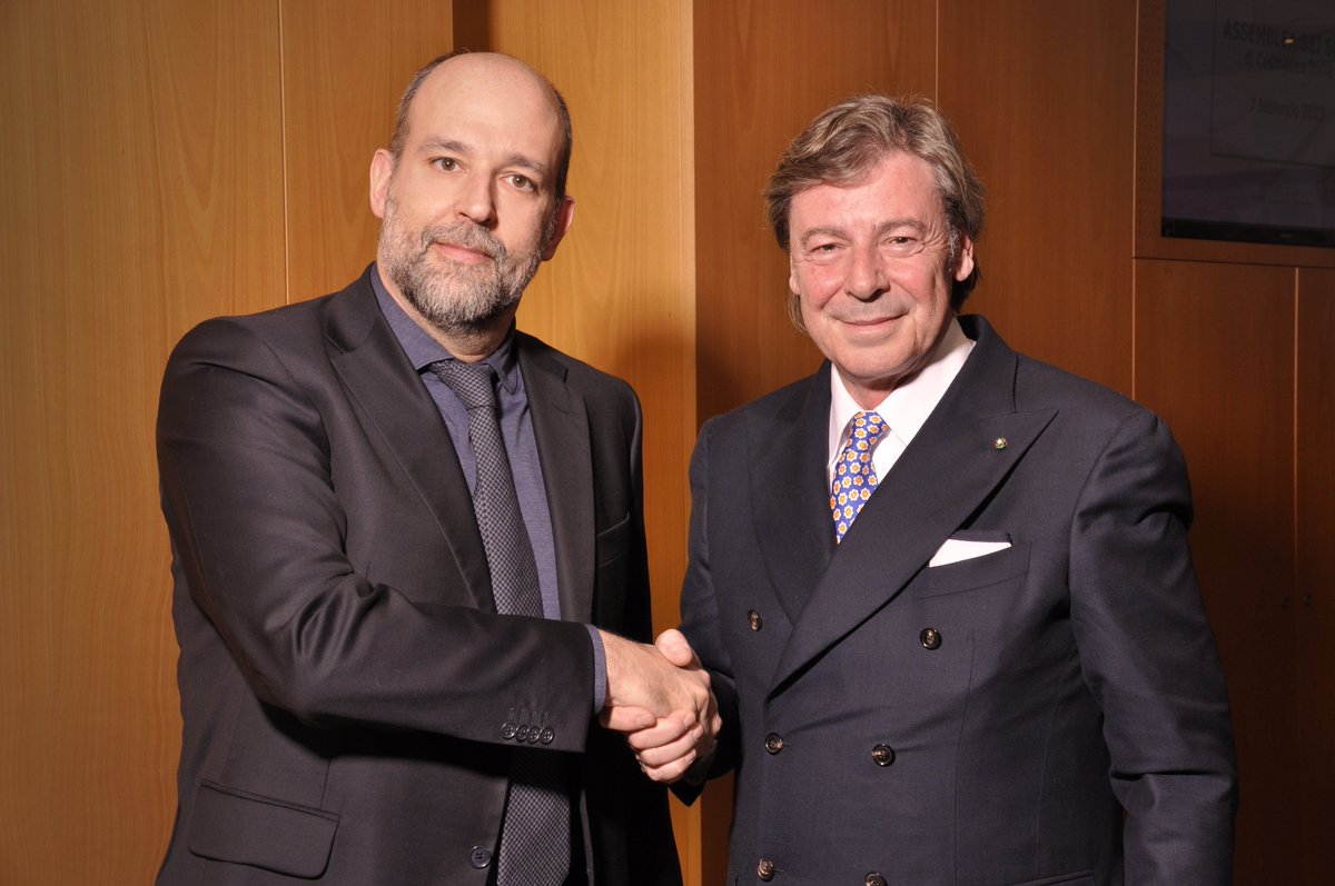 Federchimica's tweet photo. [#News]
Assemblea #CosmeticaItalia, neoeletto presidente Benedetto Lavino: "È fondamentale fare sistema per affermare il valore economico, scientifico e sociale del cosmetico - indispensabile per il benessere di ciascuno - e della sua industria" #UnIndustriaCheFaBeneAlPaese https://t.co/7YF97Jek0X