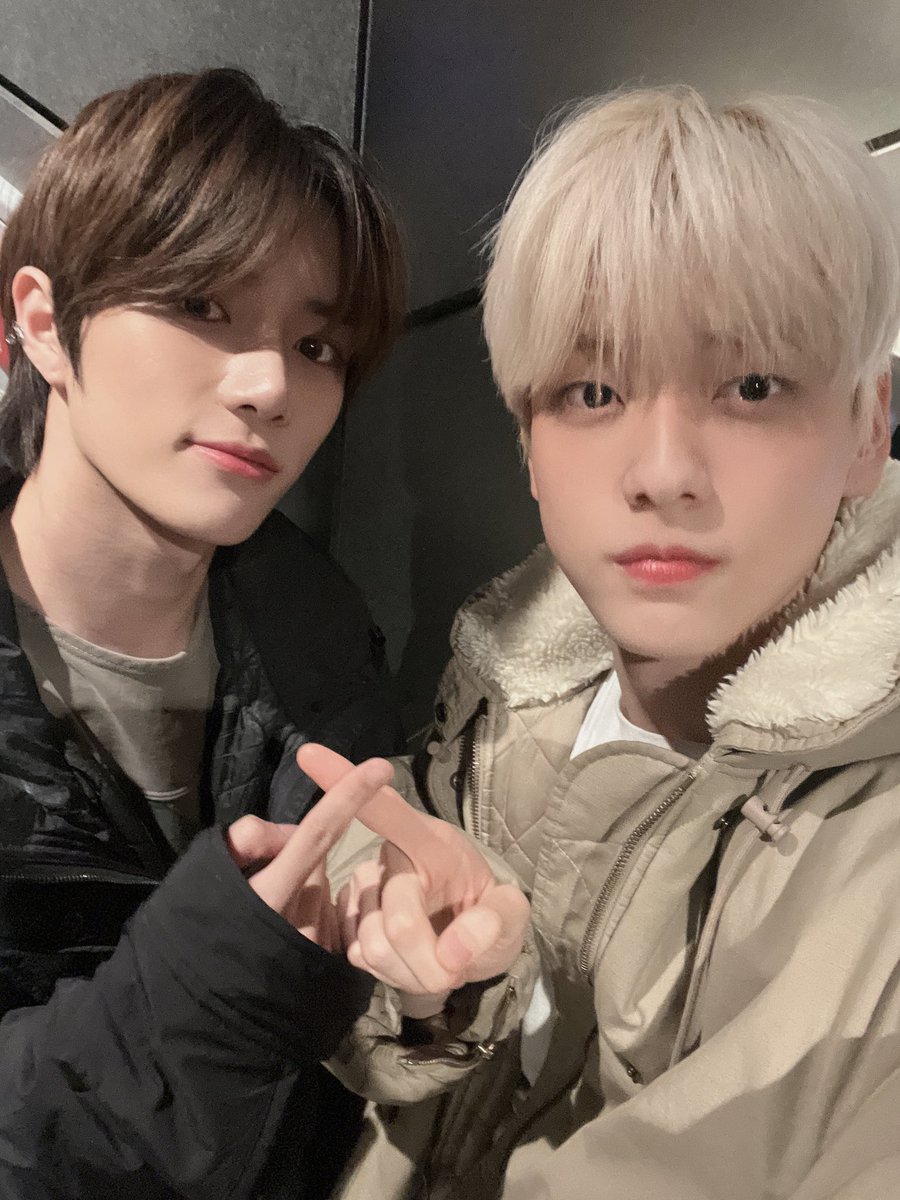 hs805_'s tweet photo. 처ㅣ수빈 이사진 왜케 애니에 나오는 사람같지 https://t.co/7SGGbjbxtR