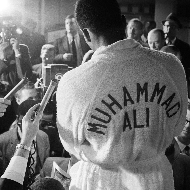 MuhammadAli's tweet photo. “... whatever time we spend on Earth should be spent helping others &amp; creating justice &amp; equality for all people ... out of love for all people with the knowledge that we belong, not to many races, but to one race - the human race.” - #MuhammadAli #BHM
📸: @LeiferNeil https://t.co/37SA5d6prN