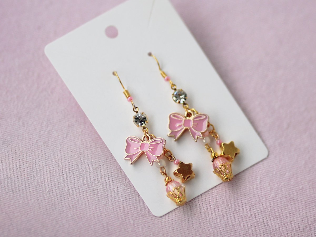slothberrycraft's tweet photo. would you wear the madoka themed earrings, or the homura? or maybe both???🎀💖⌛ 
#madokamagica #puellamagimadoka #madokakaname #homuraakemi #まどマギ #handmadejewelry https://t.co/7W5hAS03Oo