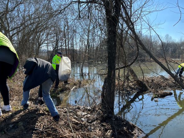BrianJBaker's tweet image. Spent last Friday morning with @astecindustries  colleagues and renowned youth conservationist @CashDaniels09 removing trash from Chattanooga Creek. If you don’t know Cash’s story, google him or look him up on IG @theconservationkid. Kid’s a rockstar. astecindustries.com/about/current-…