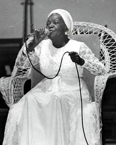 Há 122 anos nascia Clementina de Jesus, ícone da cultura afro-brasileira que viu a gloriosa Portela nascer e cantou ao lado de Pixinguinha e João da Baiana. Viva nossa eterna Quelé! ❤️