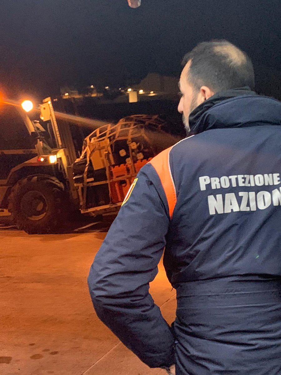 ItalyinTurkiye's tweet photo. Ümitsizliğin ardında nice ümitler var, Karanlığın ardında nice güneşler var.

🇮🇹💪🏻🇹🇷

@DPCgov 
#deprem https://t.co/HtOcUff3bb