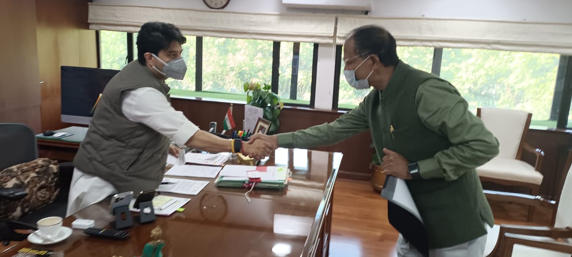 dralokksuman's tweet photo. आज माननीय नागर विमानन मंत्री श्री ज्योतिरादित्य सिंधिया जी से मुलाकात कर मांग किया कि उड़ान योजना के अंतर्गत सबेया एयरफील्ड का क्रियाकलाप शुरू करने के लिए अनापत्ति प्रमाण पत्र हेतु नागर विमानन मंत्रालय से प्रस्ताव रक्षा मंत्रालय को भेजने के लिए मंत्रालय के संबंधित अधिकारियों को https://t.co/jpneauEmtS