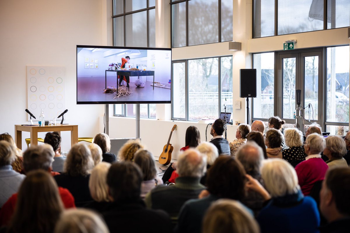 Terugkijken op een geweldige middag bij Kunstcafé IN BEELD in De Fabriek. Mooie gesprekken onder leiding van Joep van Ruiten, muziek en poezië. Bedankt iedereen die er bij was en heeft meegeholpen om het tot een succesvolle middag te maken. #cbkemmen #kunstcafeINBEELD