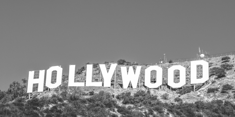 mrhollywood2015's tweet photo. "THE 14 BEST HOLLYWOOD GOLDEN AGE CLASSIC MOVIES OF ALL TIME." #HunterAndBligh
https://t.co/wMfLRupwse https://t.co/7X2KY70Fvy