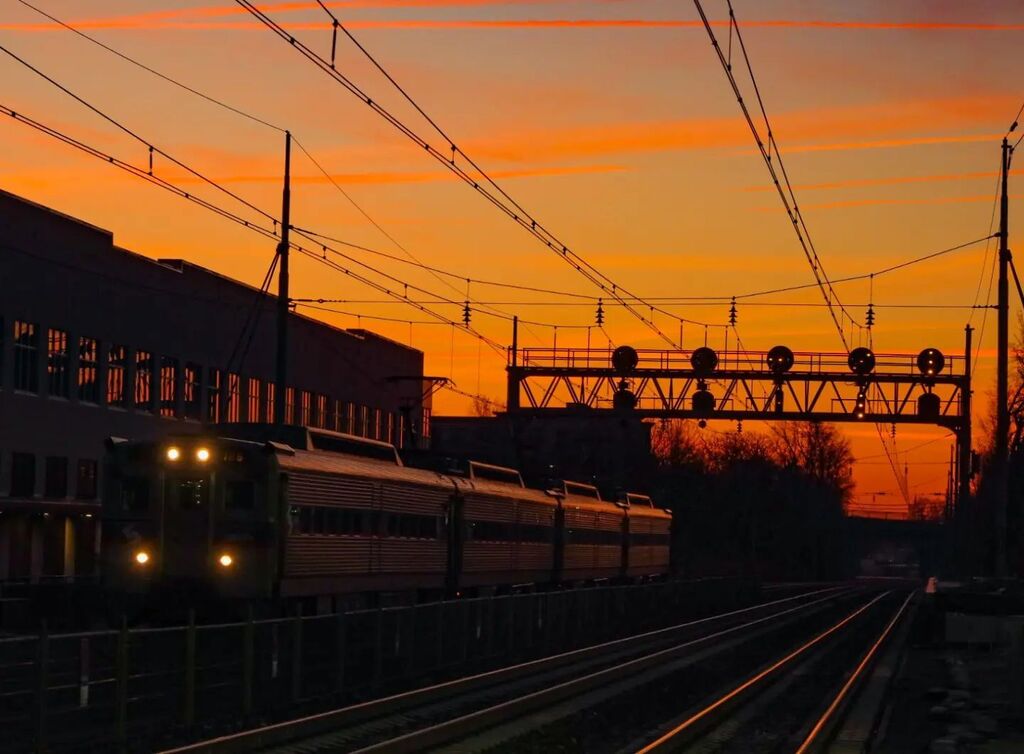 seankardon's tweet photo. A SEPTA Silverliner IV train arrives at Ardmore station just before sunrise. #SEPTA #septatrain #silverlineriv #traintrack #train #ardmoretrainstation #ardmorepa #regionalrail #septaphilly #septasocial #sunriseclouds #sunriseπ
#sunrise #goodmorningp⦠https://t.co/EWB7fcsmas https://t.co/v5bO6EJWFL