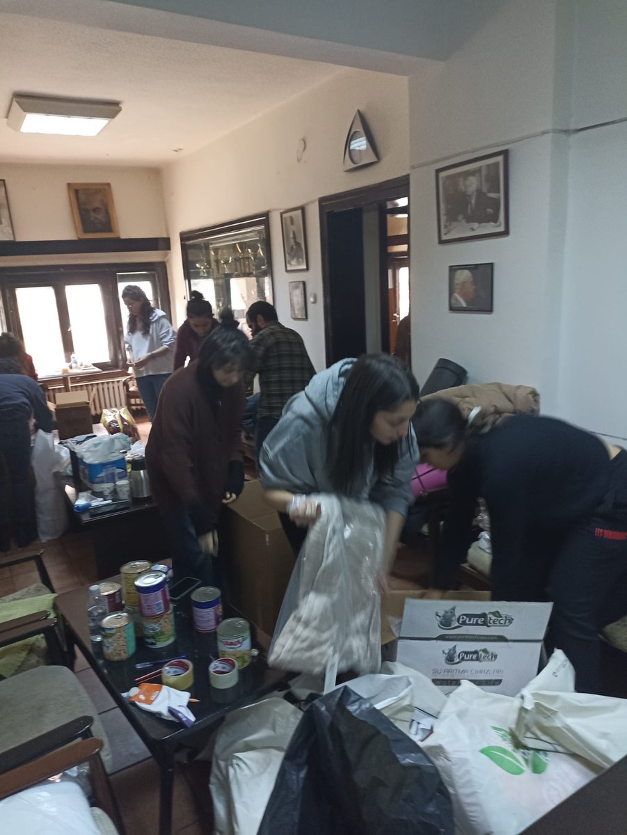 Birliğimizde toplanan yardımlar deprem bölgelerine gönderilmek üzere hazırlanıyor.

İhtiyaç malzemelerini Mülkiyeliler Birliği Genel Merkezi'ne teslim edebilirsiniz.